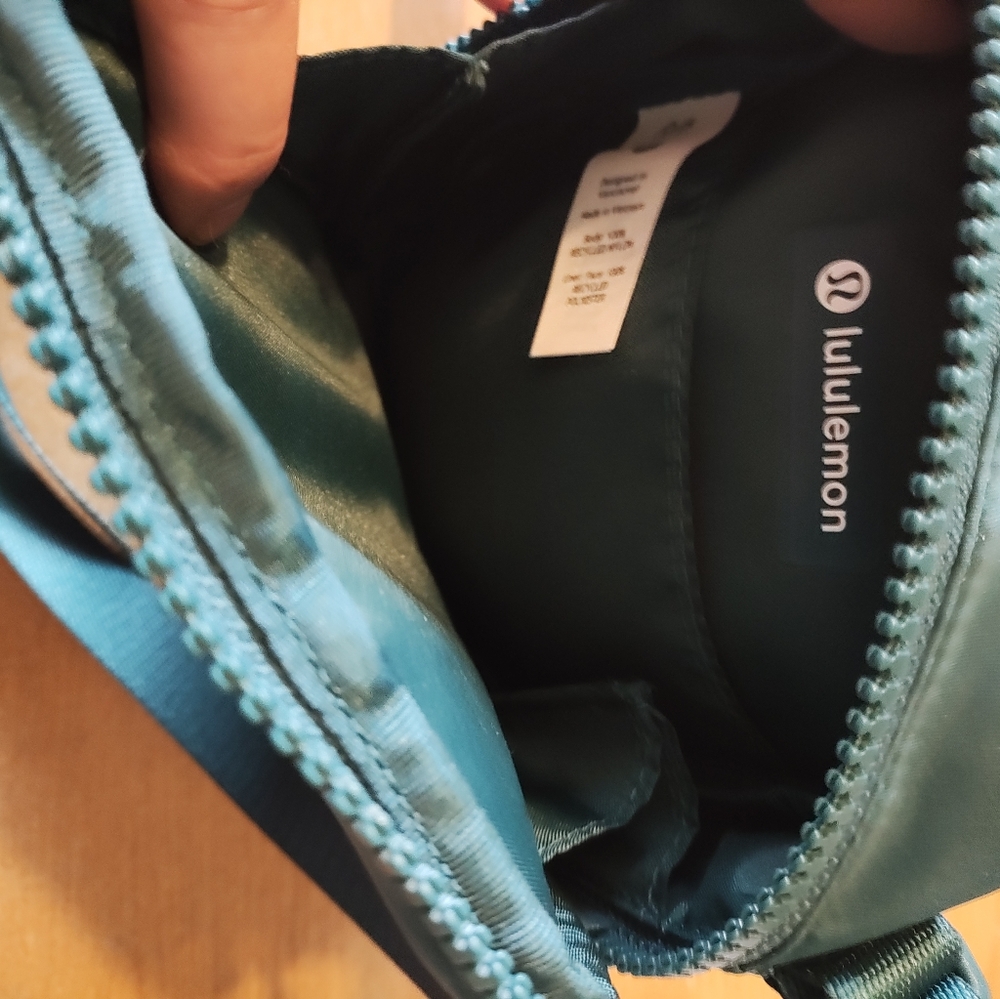 Lululemon Easy Access Crossbody Bag 1.5 L, Storm Teal/White